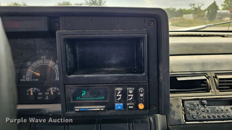 image for item DQ0213 1994 GMC TopKick LoPro  flatbed truck