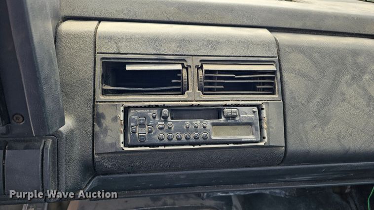 image for item DQ0213 1994 GMC TopKick LoPro  flatbed truck