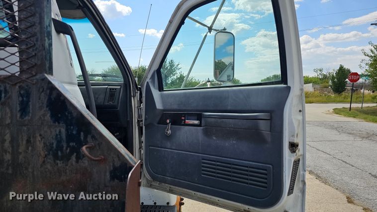 image for item DQ0213 1994 GMC TopKick LoPro  flatbed truck