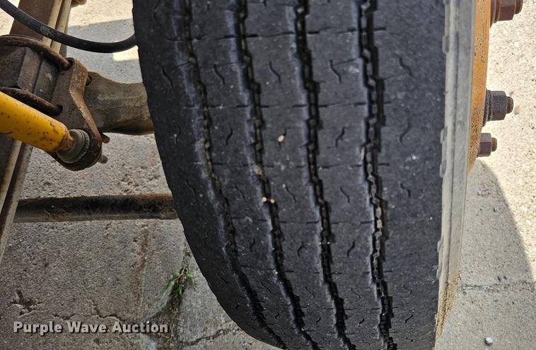 image for item DQ0213 1994 GMC TopKick LoPro  flatbed truck