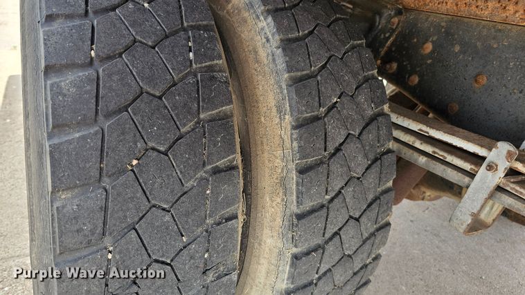 image for item DQ0213 1994 GMC TopKick LoPro  flatbed truck