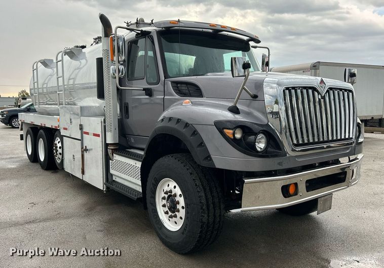 image for item DQ0951 2016 International 7600  vacuum truck