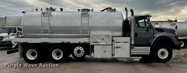 image for item DQ0951 2016 International 7600  vacuum truck
