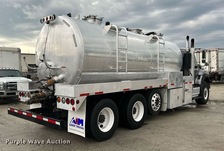image for item DQ0951 2016 International 7600  vacuum truck