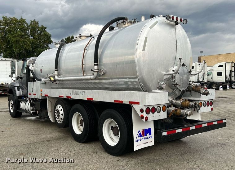 image for item DQ0951 2016 International 7600  vacuum truck