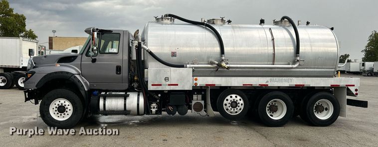 image for item DQ0951 2016 International 7600  vacuum truck