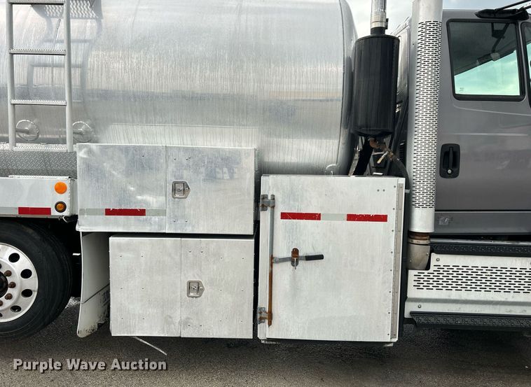 image for item DQ0951 2016 International 7600  vacuum truck