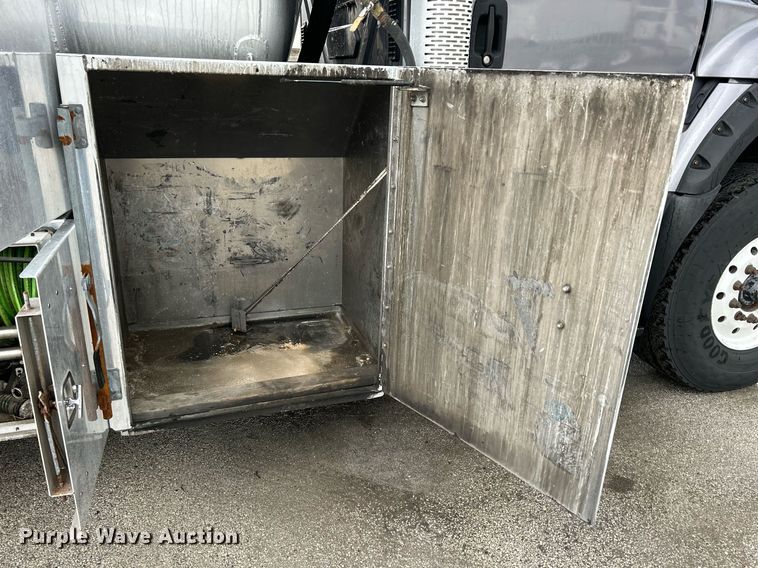 image for item DQ0951 2016 International 7600  vacuum truck