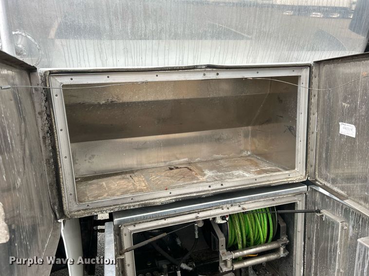 image for item DQ0951 2016 International 7600  vacuum truck