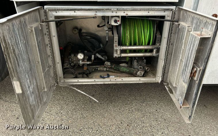 image for item DQ0951 2016 International 7600  vacuum truck