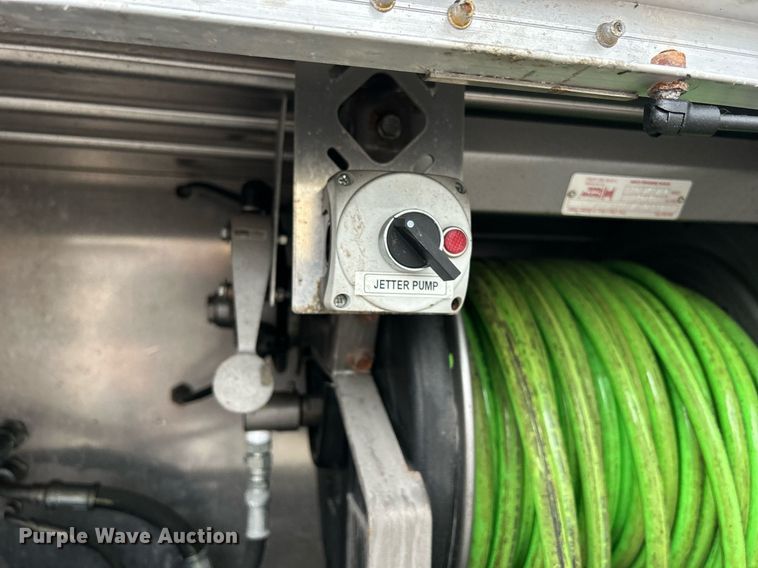 image for item DQ0951 2016 International 7600  vacuum truck