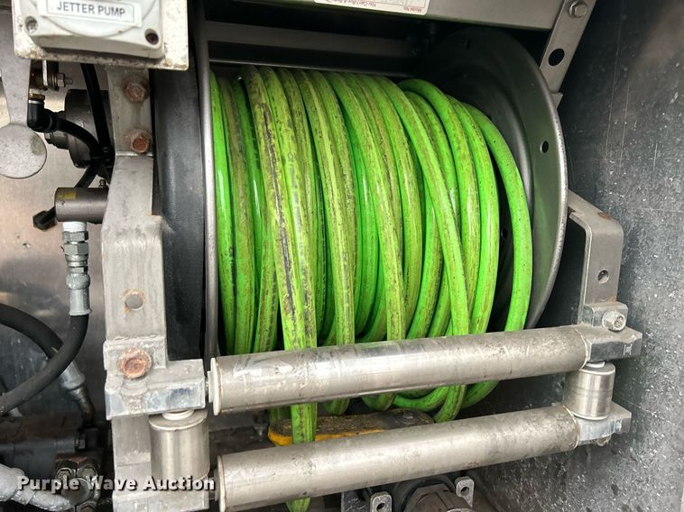 image for item DQ0951 2016 International 7600  vacuum truck