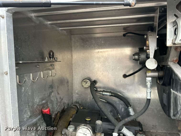 image for item DQ0951 2016 International 7600  vacuum truck