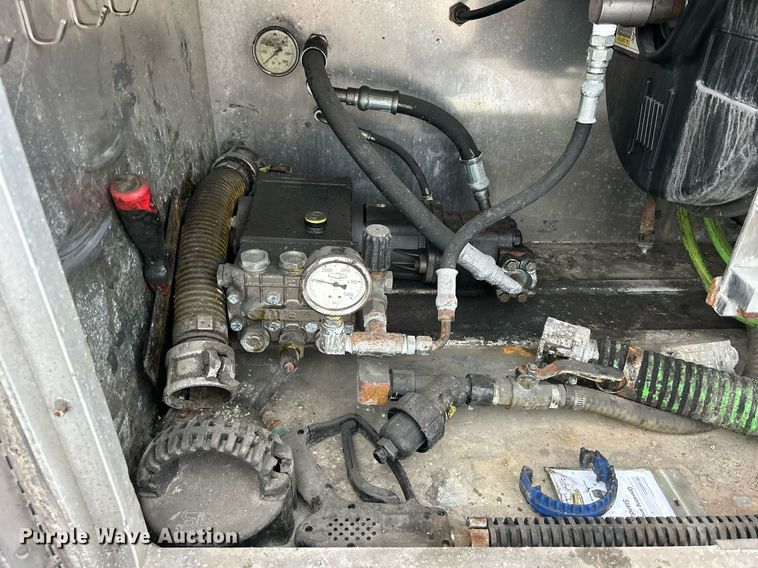 image for item DQ0951 2016 International 7600  vacuum truck