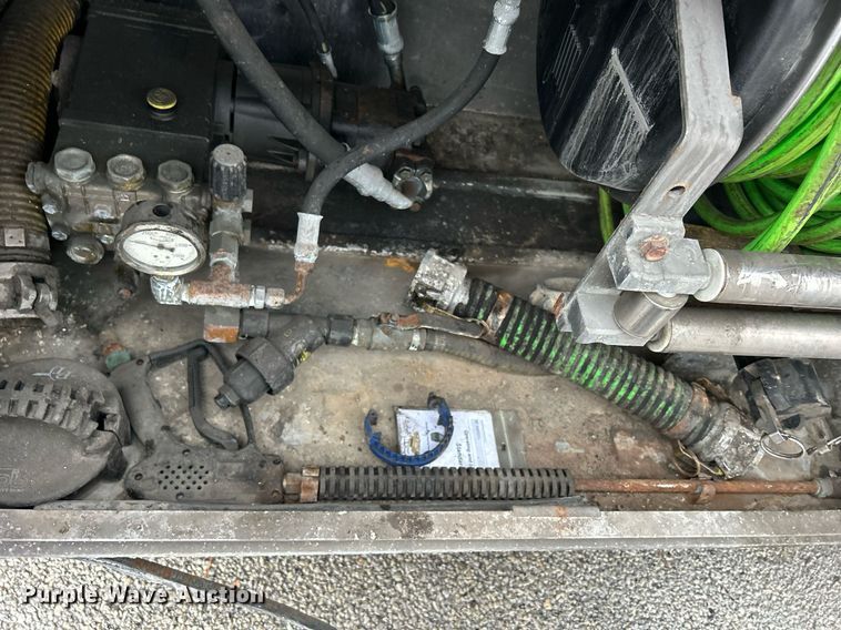 image for item DQ0951 2016 International 7600  vacuum truck