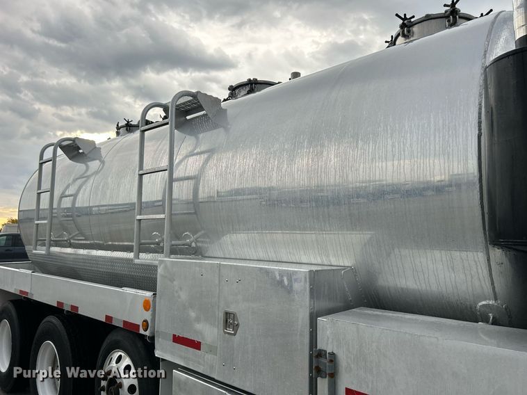 image for item DQ0951 2016 International 7600  vacuum truck