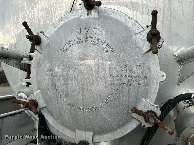 image for item DQ0951 2016 International 7600  vacuum truck