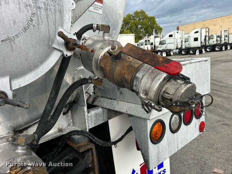 image for item DQ0951 2016 International 7600  vacuum truck