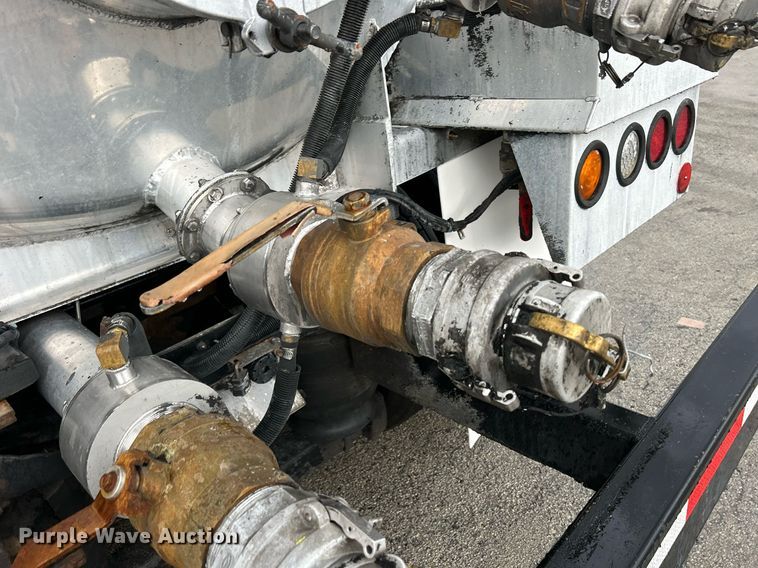 image for item DQ0951 2016 International 7600  vacuum truck