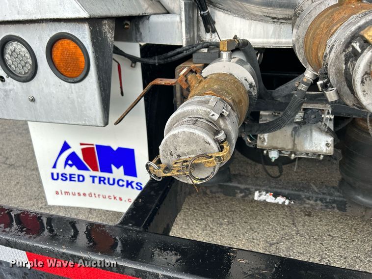 image for item DQ0951 2016 International 7600  vacuum truck