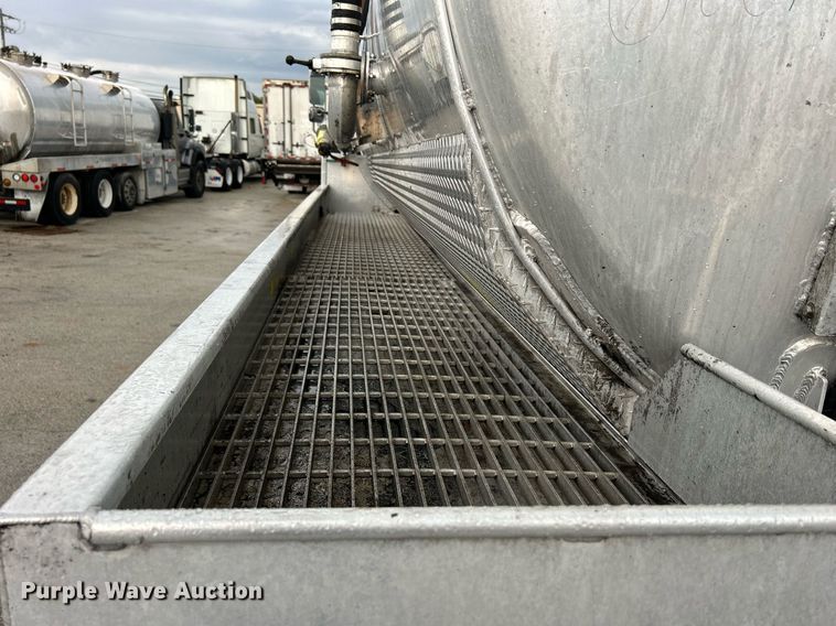 image for item DQ0951 2016 International 7600  vacuum truck