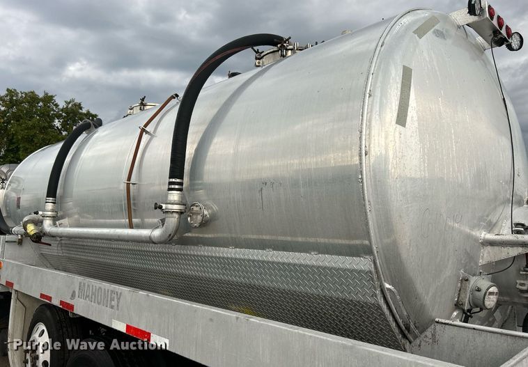 image for item DQ0951 2016 International 7600  vacuum truck