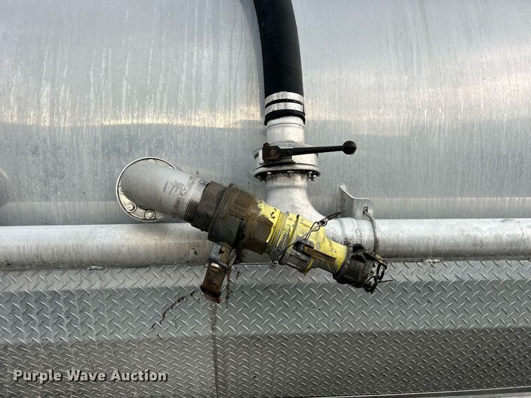 image for item DQ0951 2016 International 7600  vacuum truck