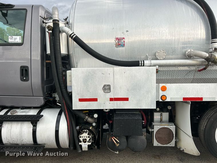 image for item DQ0951 2016 International 7600  vacuum truck