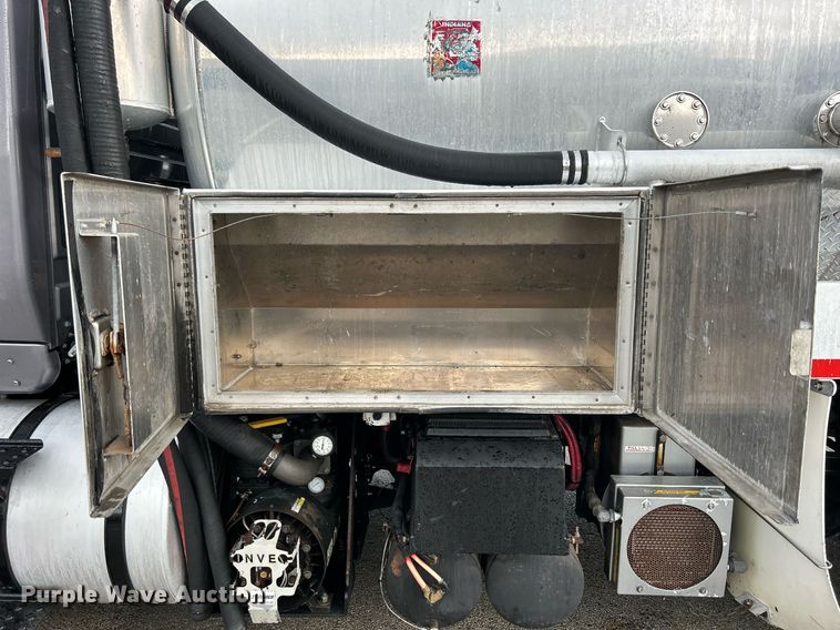 image for item DQ0951 2016 International 7600  vacuum truck