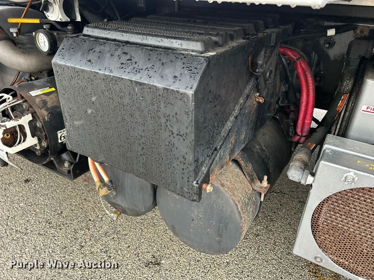 image for item DQ0951 2016 International 7600  vacuum truck