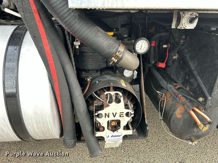 image for item DQ0951 2016 International 7600  vacuum truck