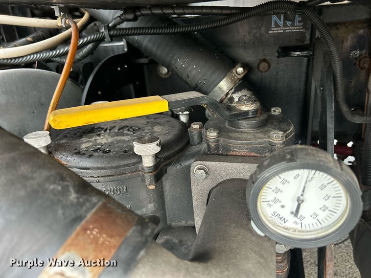 image for item DQ0951 2016 International 7600  vacuum truck