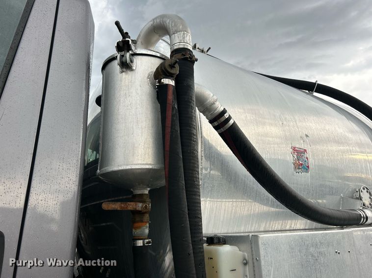 image for item DQ0951 2016 International 7600  vacuum truck