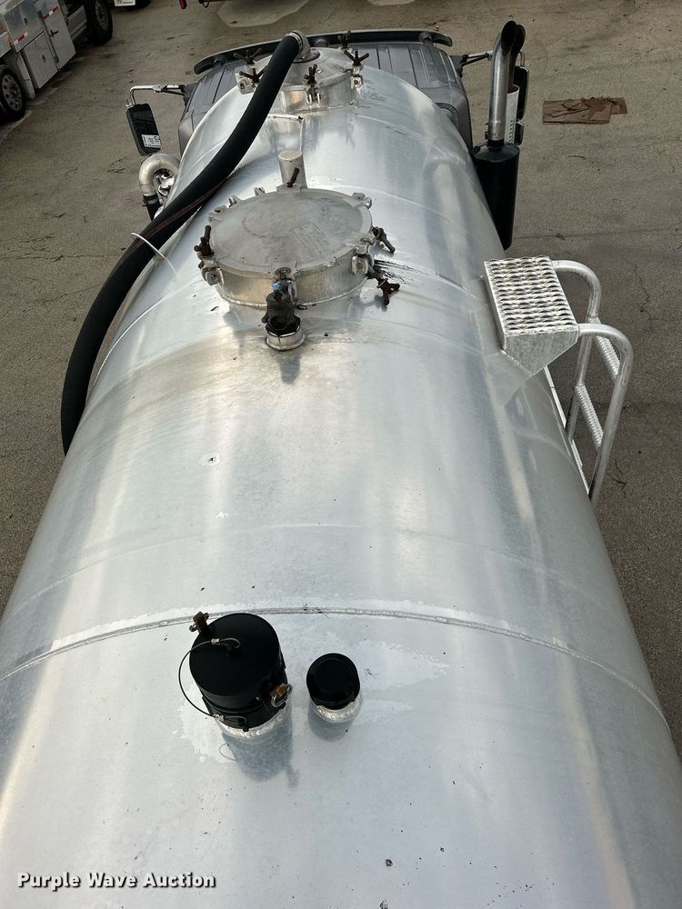 image for item DQ0951 2016 International 7600  vacuum truck