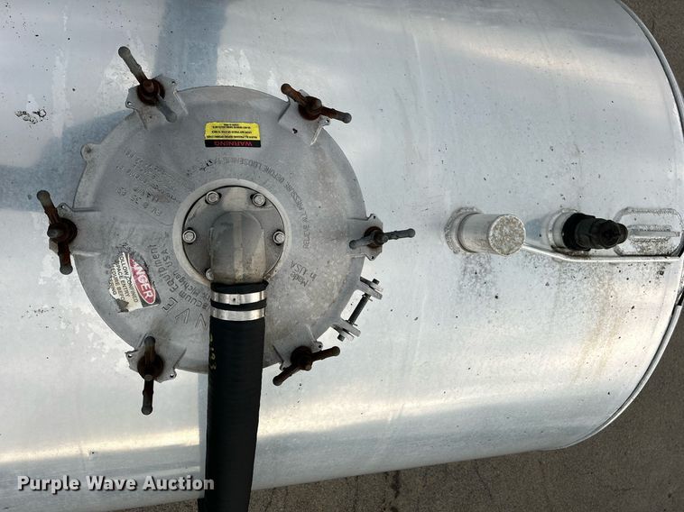 image for item DQ0951 2016 International 7600  vacuum truck