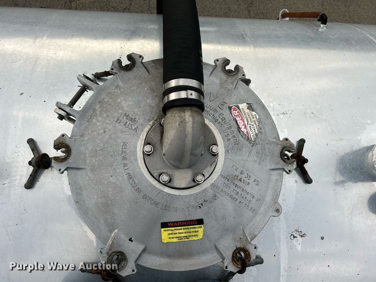 image for item DQ0951 2016 International 7600  vacuum truck