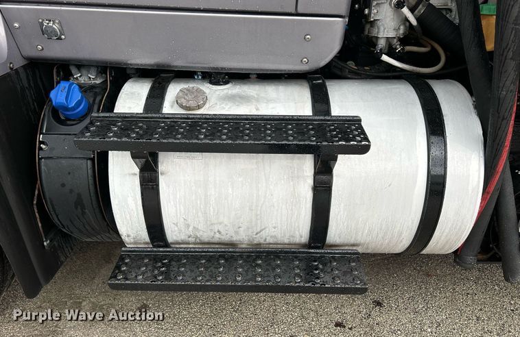 image for item DQ0951 2016 International 7600  vacuum truck