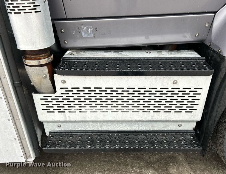 image for item DQ0951 2016 International 7600  vacuum truck