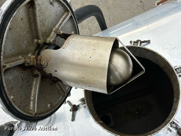 image for item DQ0951 2016 International 7600  vacuum truck