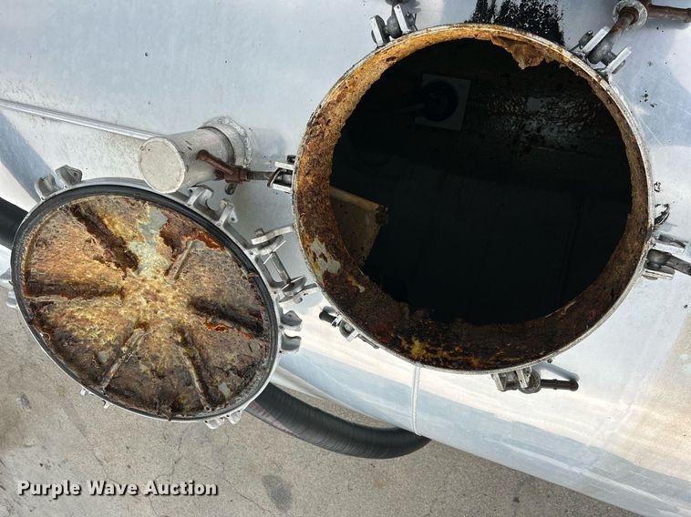 image for item DQ0951 2016 International 7600  vacuum truck