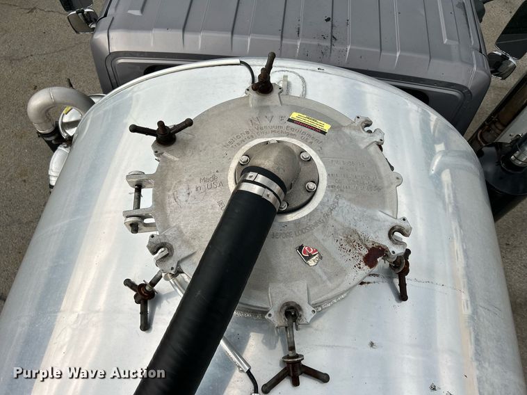 image for item DQ0951 2016 International 7600  vacuum truck