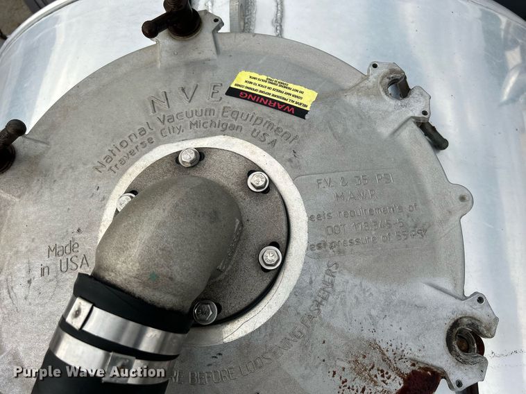 image for item DQ0951 2016 International 7600  vacuum truck