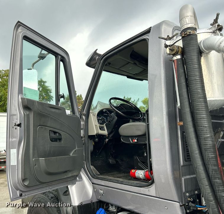image for item DQ0951 2016 International 7600  vacuum truck