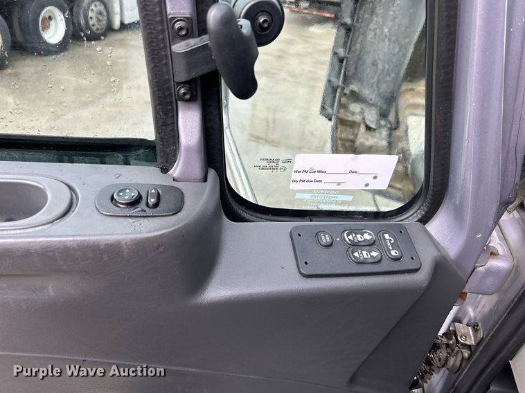 image for item DQ0951 2016 International 7600  vacuum truck