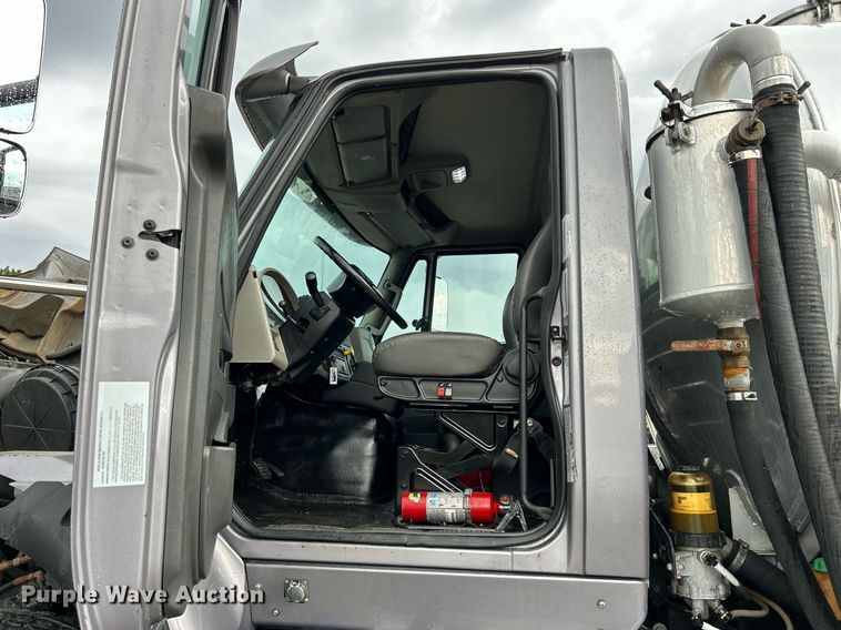 image for item DQ0951 2016 International 7600  vacuum truck