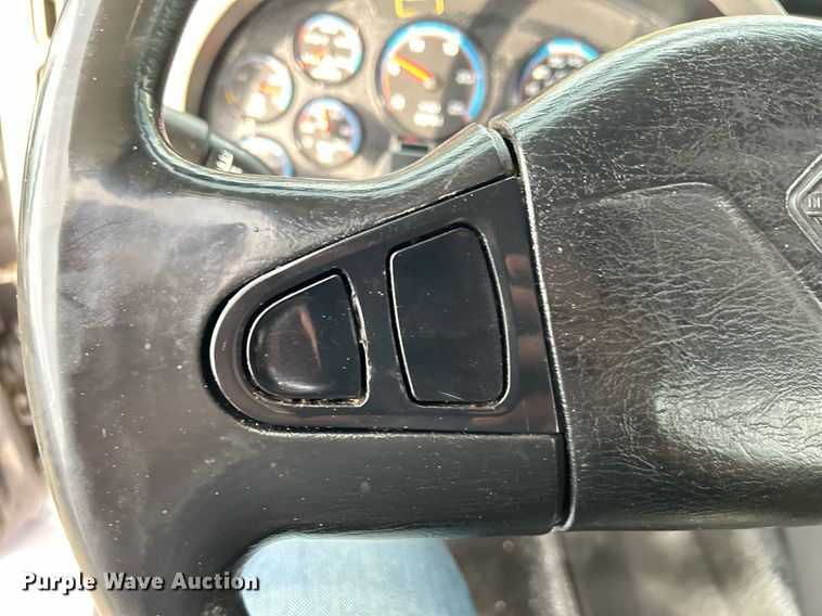 image for item DQ0951 2016 International 7600  vacuum truck