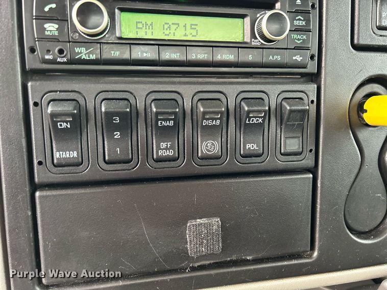 image for item DQ0951 2016 International 7600  vacuum truck