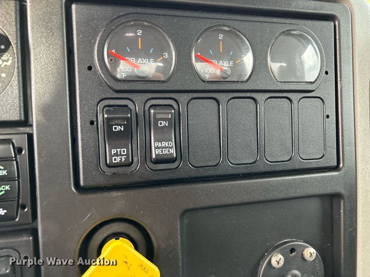 image for item DQ0951 2016 International 7600  vacuum truck