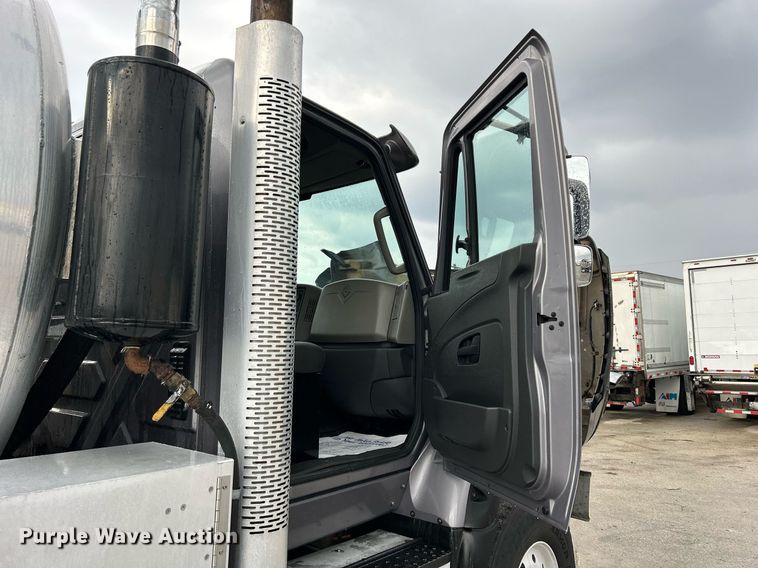 image for item DQ0951 2016 International 7600  vacuum truck