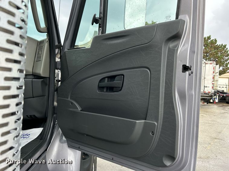 image for item DQ0951 2016 International 7600  vacuum truck